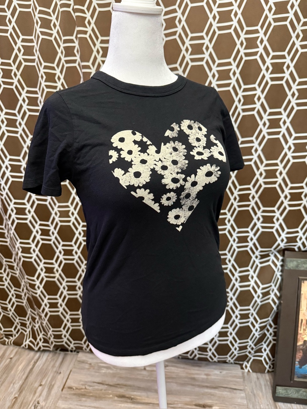 Old Navy Everywear T-Shirt Women’s XS Black White Floral Heart Graphic Crewneck